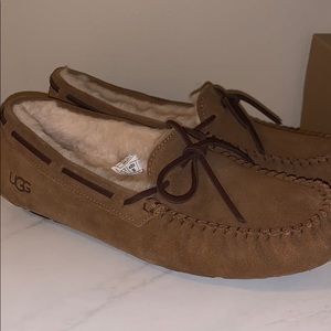 UGG WOMENS DAKOTA SIZE 7 NWB